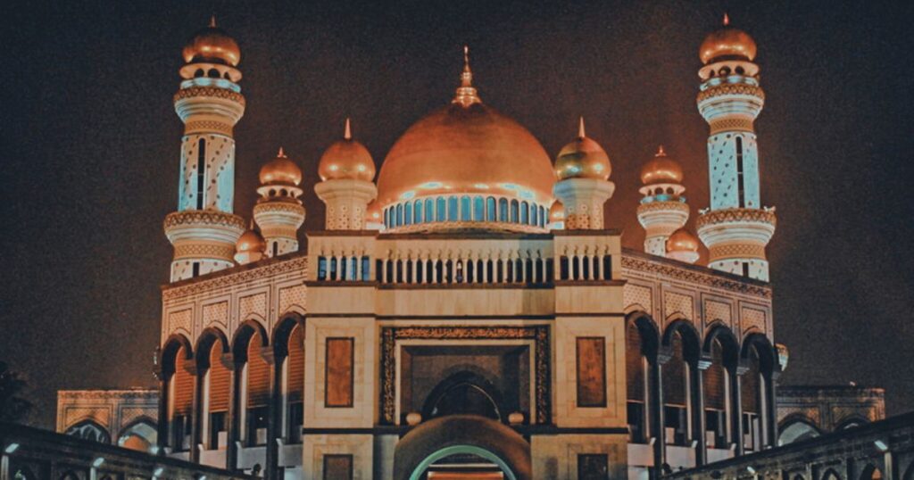 Is Brunei worth visiting? Seeing the Jame'Asr Hassanil Bolkiah Mosque​ at night made it so.